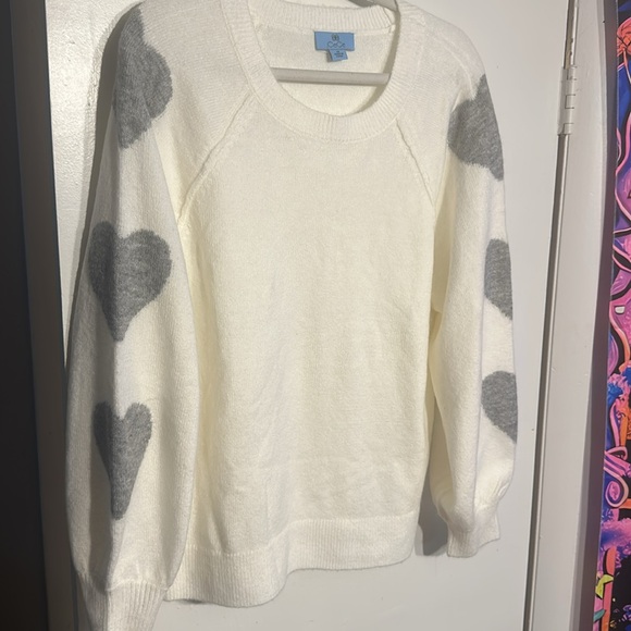 NWOT. Woman’s CeCe Cozy White and Gray Sweater with hearts on sleeves. Size M - Picture 3 of 5